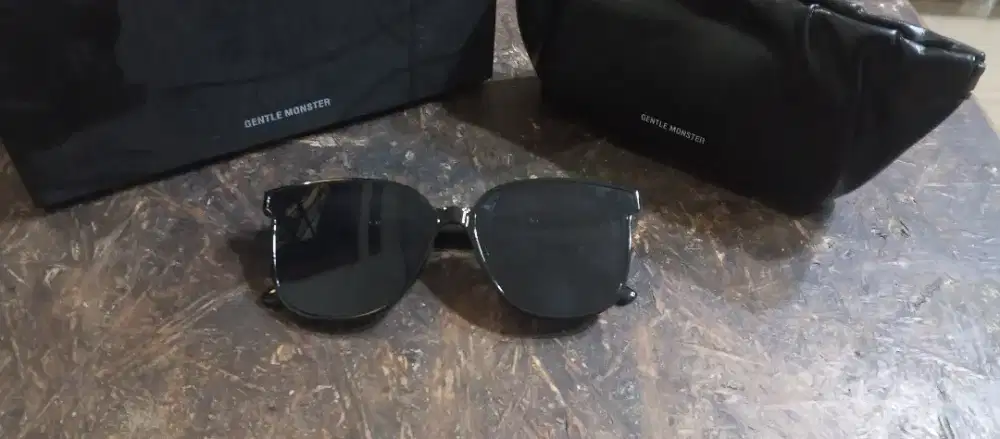 Intinya Kacamata Hitam Gentle Monster