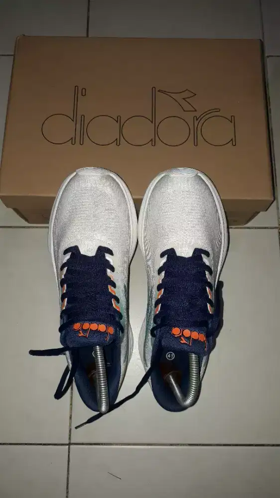 Sepatu sport DIADORA