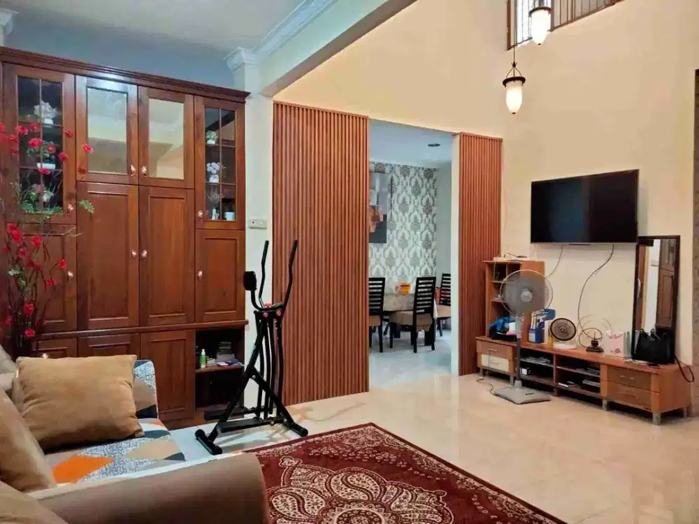 Rumah 2 Lantai Graha Raya SHM 4+1 Kamar Luas 200m Dekat Alam Sutera