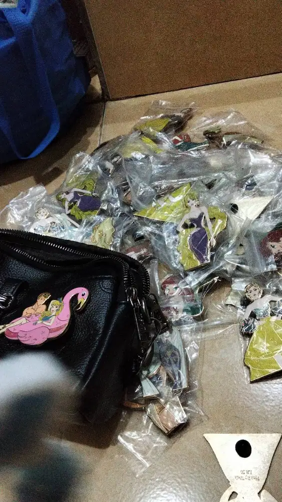 Menjual accesories souvenir