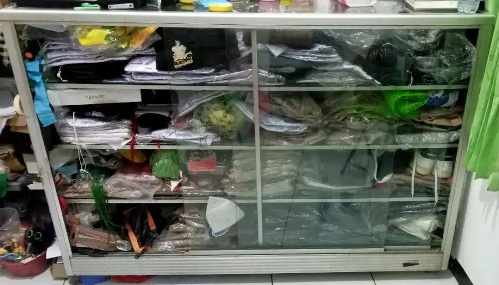 Etalase kaca ukuran 1 meter setengah