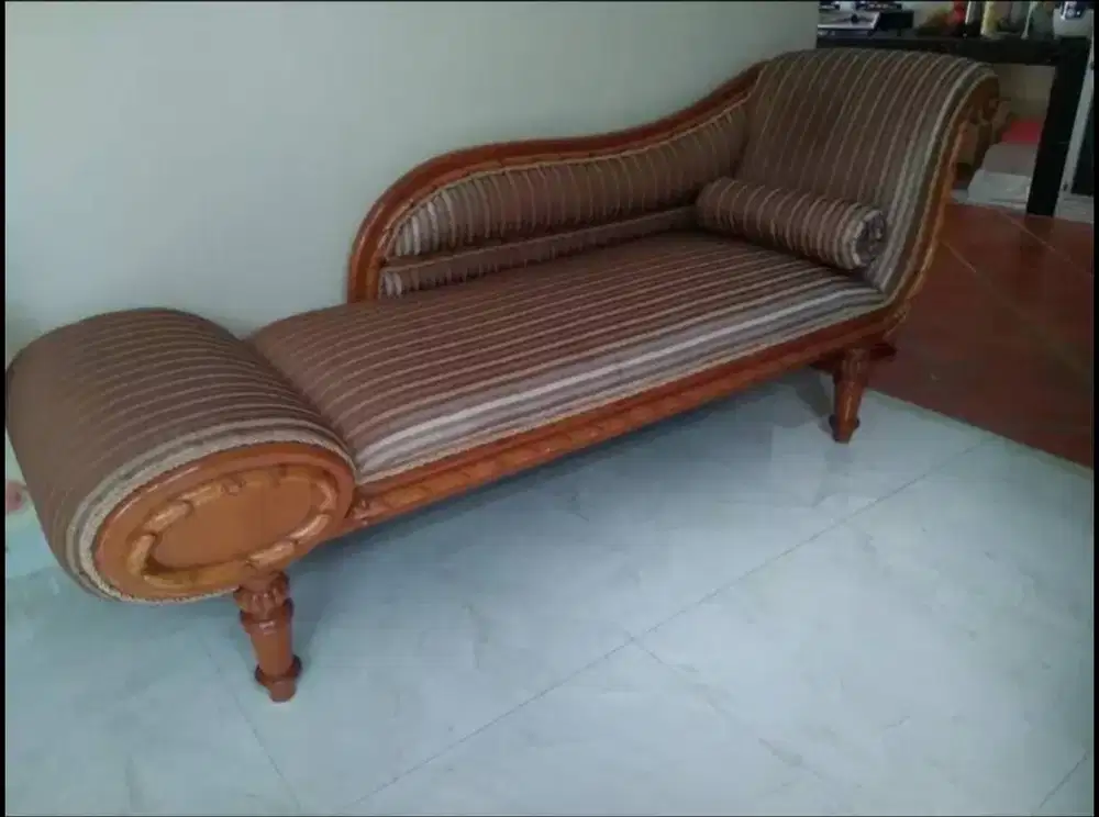 Kursi Sofa Klasik Kayu leopatra