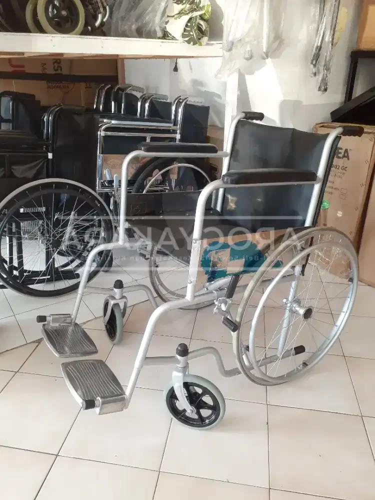 Kursi roda standart bekas
