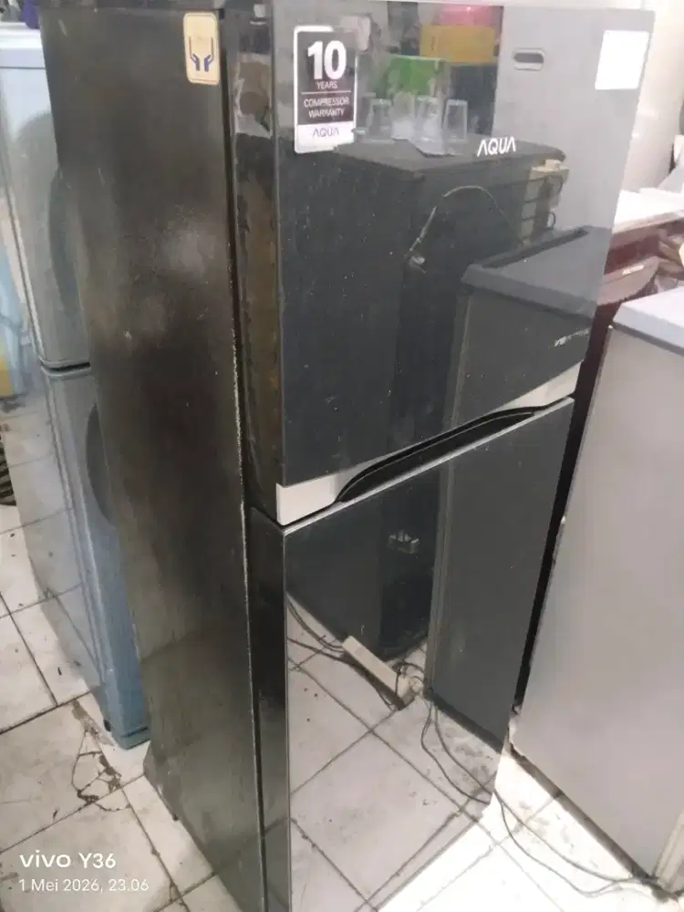 Di jual cepat kulkas 2 pintu merk Aqua