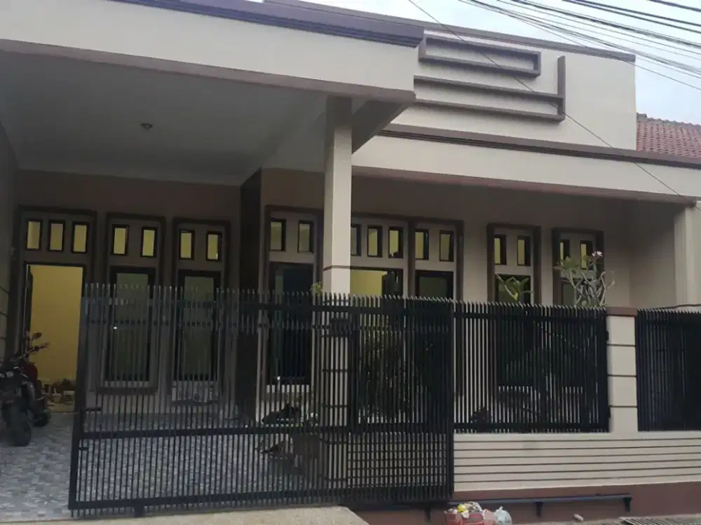 Rumah Besar Hoek Siap Huni Dekat Taman Margahayu Raya