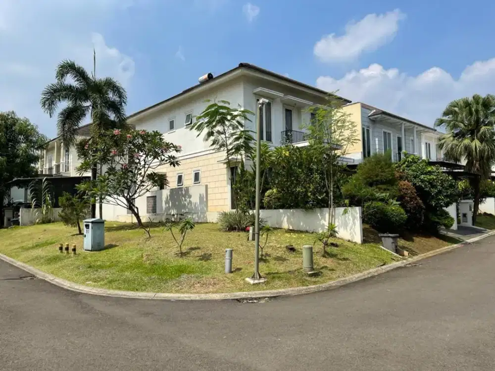 Rumah Hoek Bernuansa Villa Dengan Taman Luas di Les Belles Serpong Tangerang