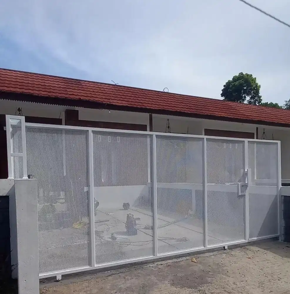 Pintu pagar rumah . Pintu gerbang