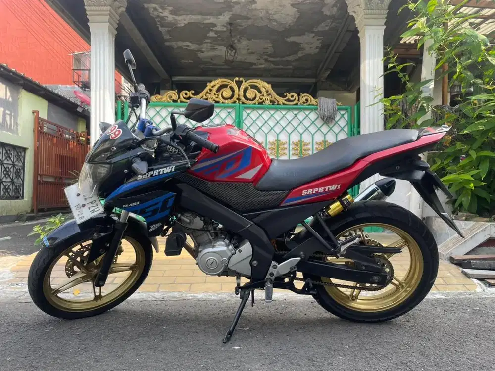 Motor Yamaha Vixion 2014 Warna Hitam dan Biru Mulus