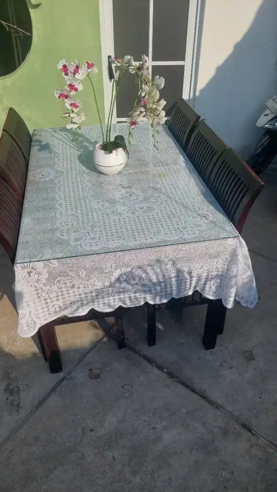 Meja makan kayu kokoh