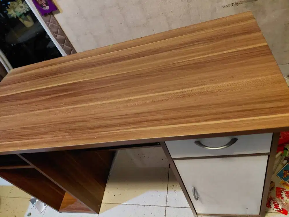 Meja belajar kokoh dan kuat, bisa taruh keyboard, cocok buat main game