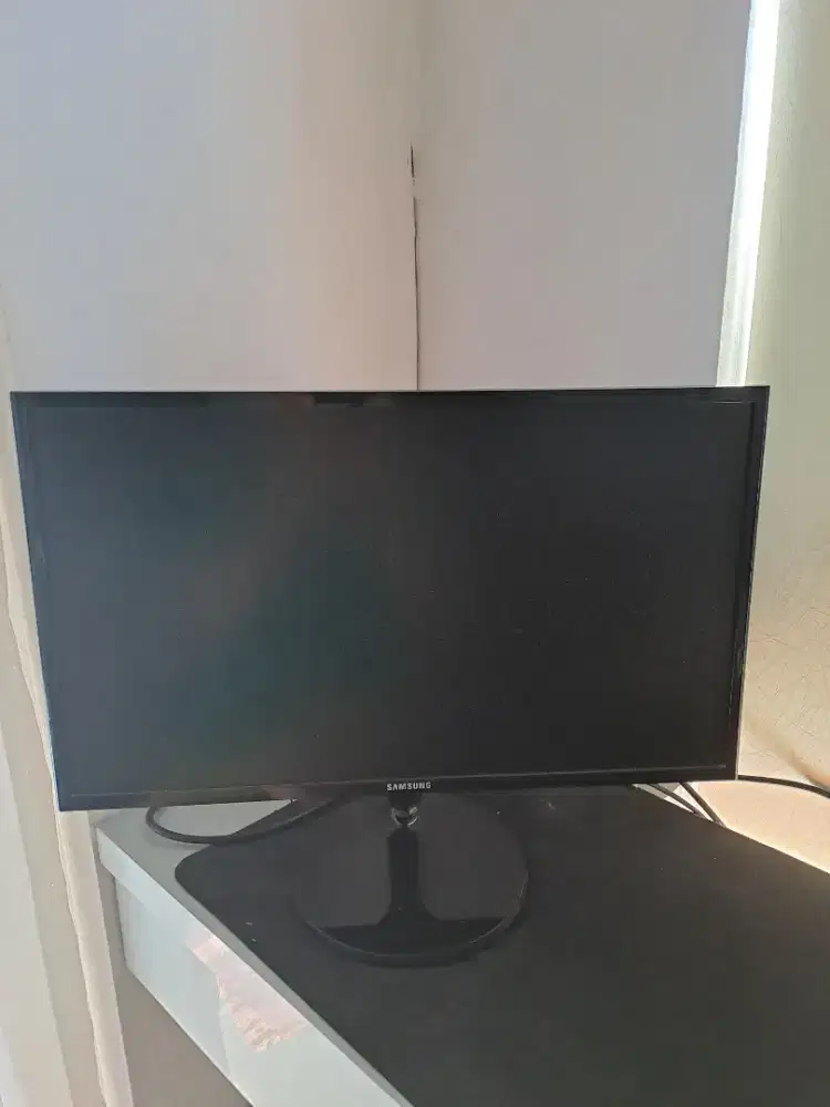 Monitor LED Samsung 24 inci