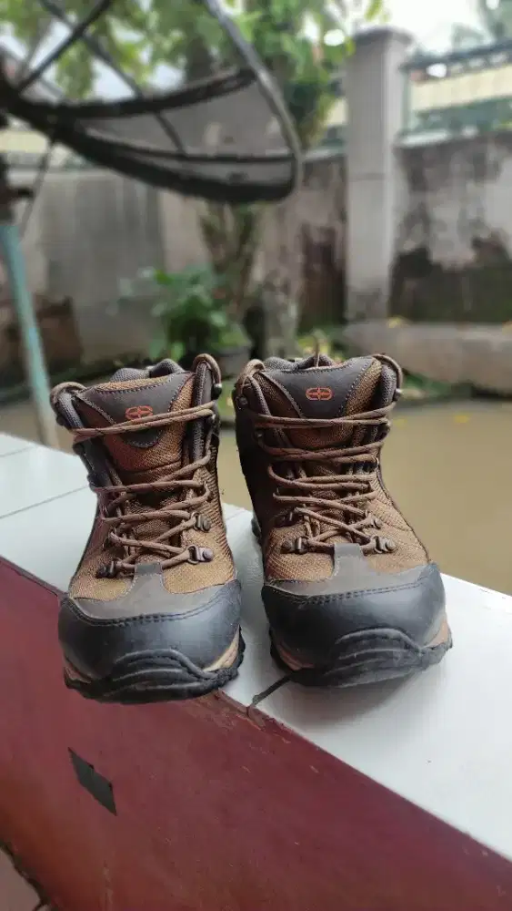 Sepatu gunung co-trek ukuran 44 no box