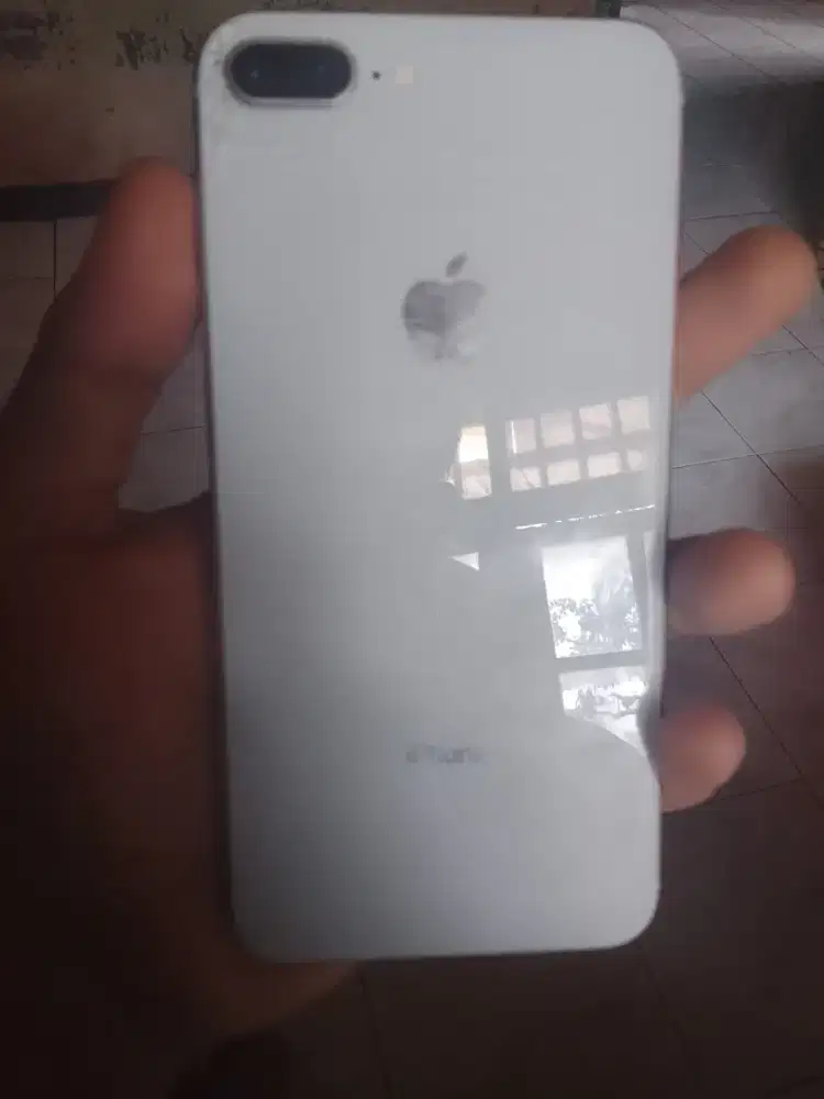 iPhone 8plus minus retak di samping kamera belakang