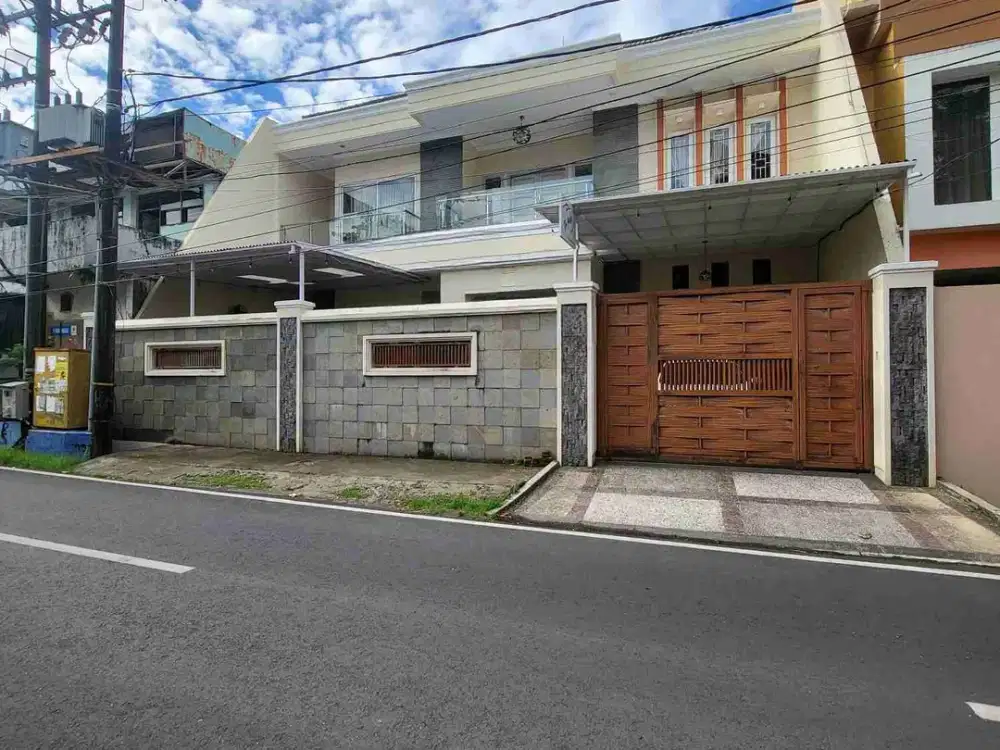 RUMAH MEWAH DI DAERAH ELITE TENGAH KOTA