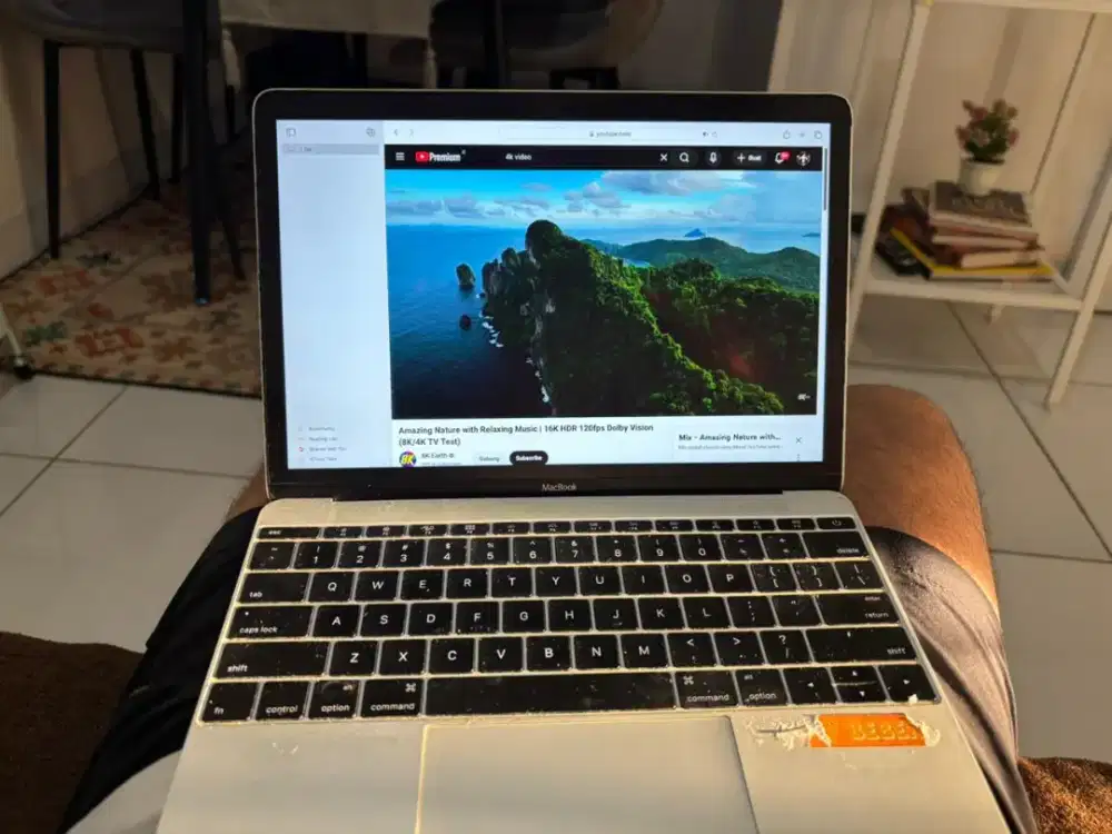 Macbook Retina 12 thn 2016 masih ok minus flick jika diposisi kiri