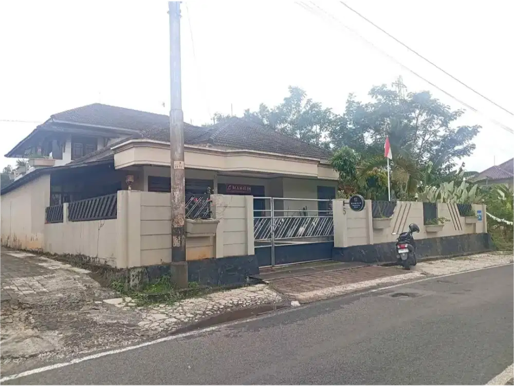 Rumah besar di Jalan Utama KS Tubun Tarubudaya Bandarjo Ungaran Barat