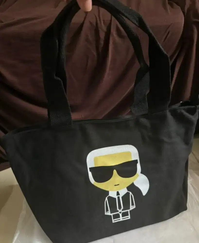 Tote bag bahan canvas merk Karl Lagerfeld, import