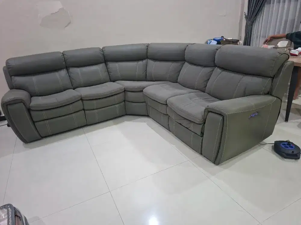 Sofa Informa Elektric Recline kondisi super istimewa