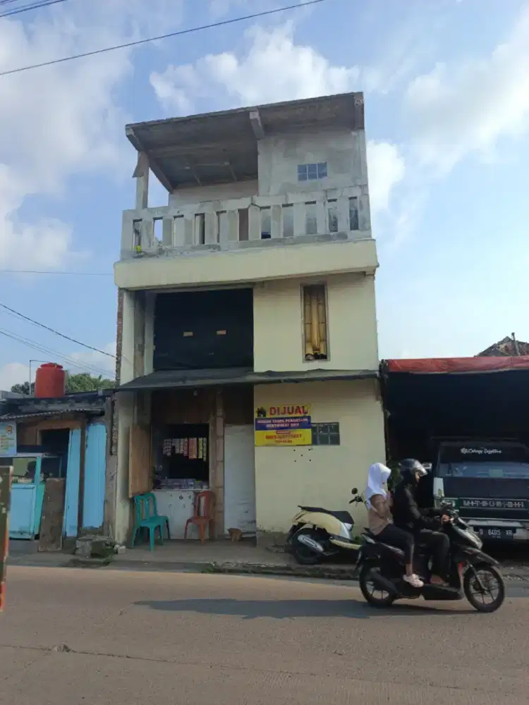 Dijual rumah 3 lantai lokasi strategis pinggir jalan 250 juta net