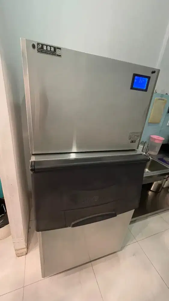 Mesin Pembuat Es Batu / Ice Maker
