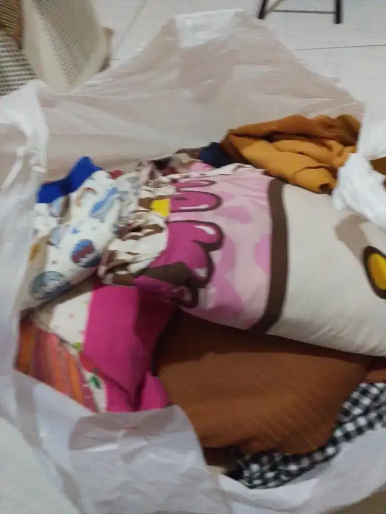 BAJU BEKAS PRIA WANITA ANAK DAN TAS  RANDOM SEPLASTIK SESUAI FOTO