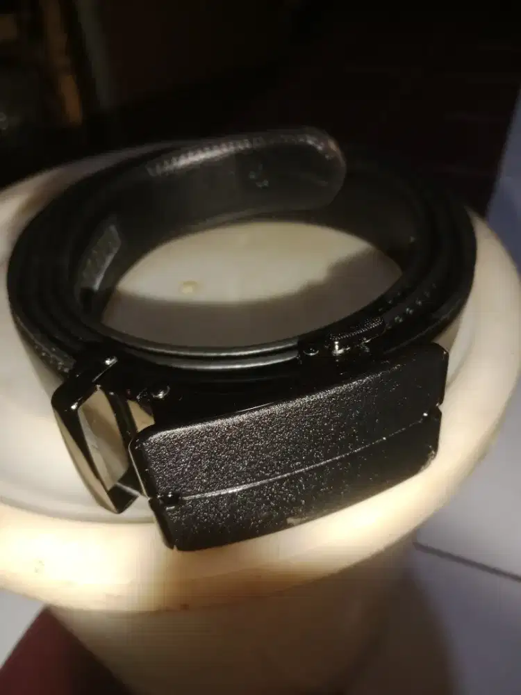Sabuk kulit masih baru