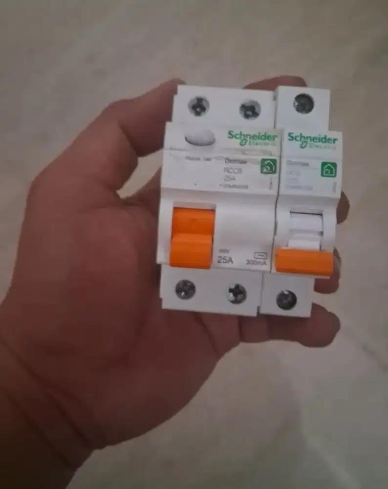 Rccb schneider 25A dan mcb schneider c25