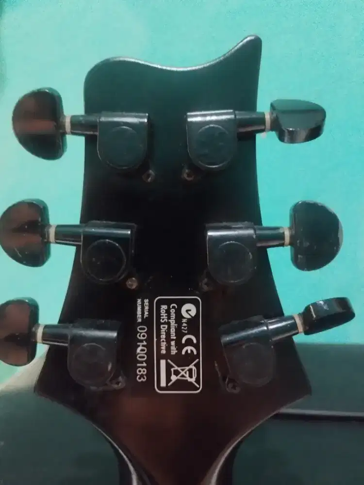 Jual ampli dan gitar 1set  kondisi ok semua tinggal pake