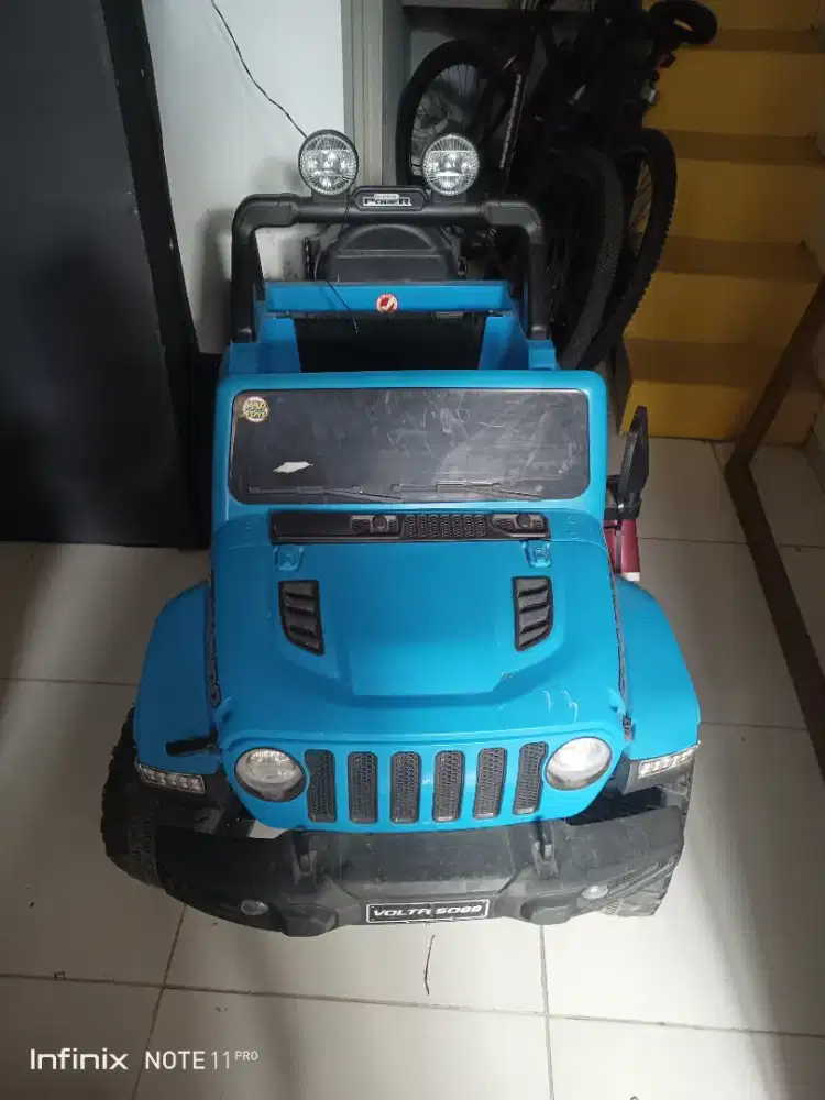 Mobil accu dan perosotan