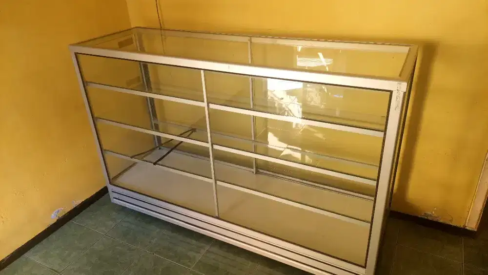 Etalase Display Toko