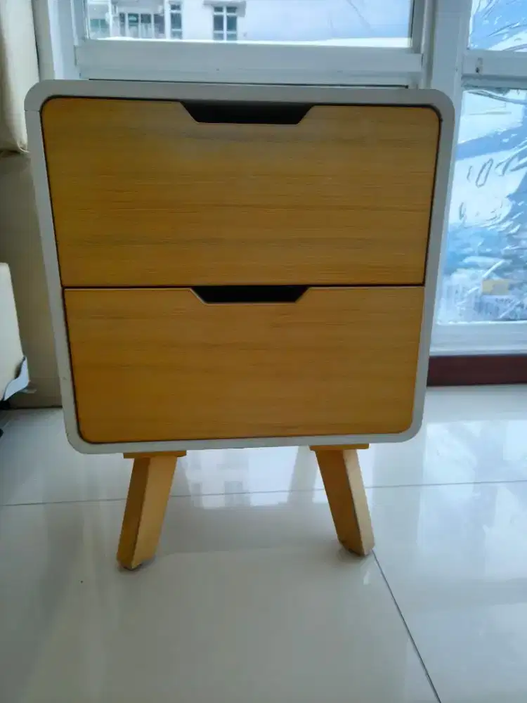 Meja atau nakas 2 laci