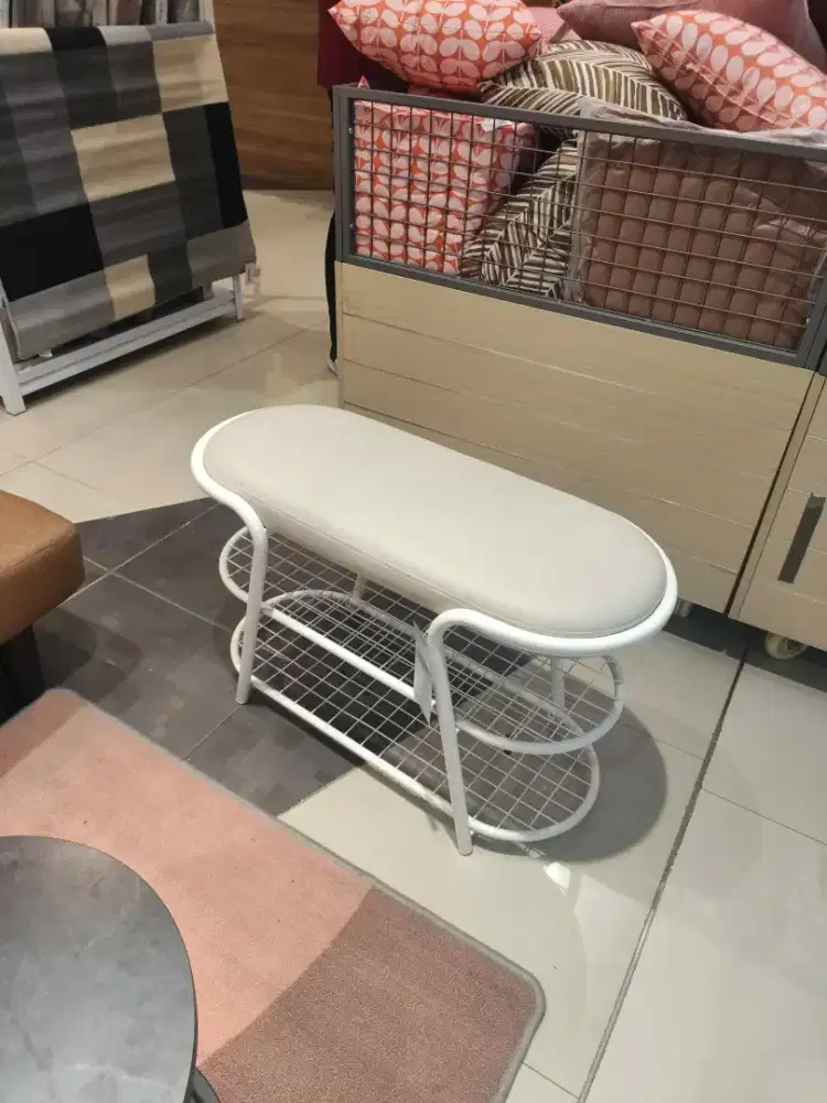 Kursi atau rak sepatu