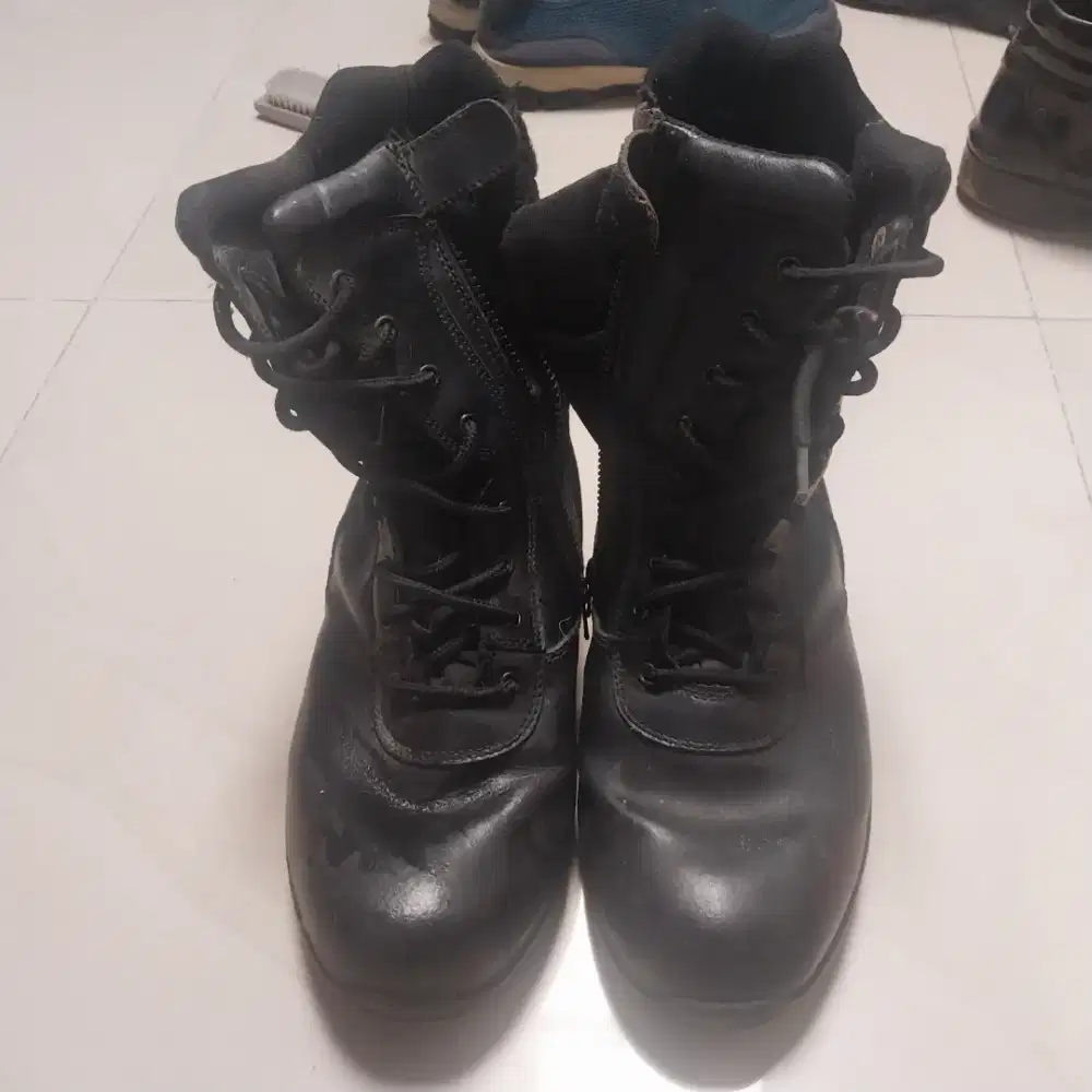Sepatu safety,  sepatu biasa ukuran besar 42 - 45