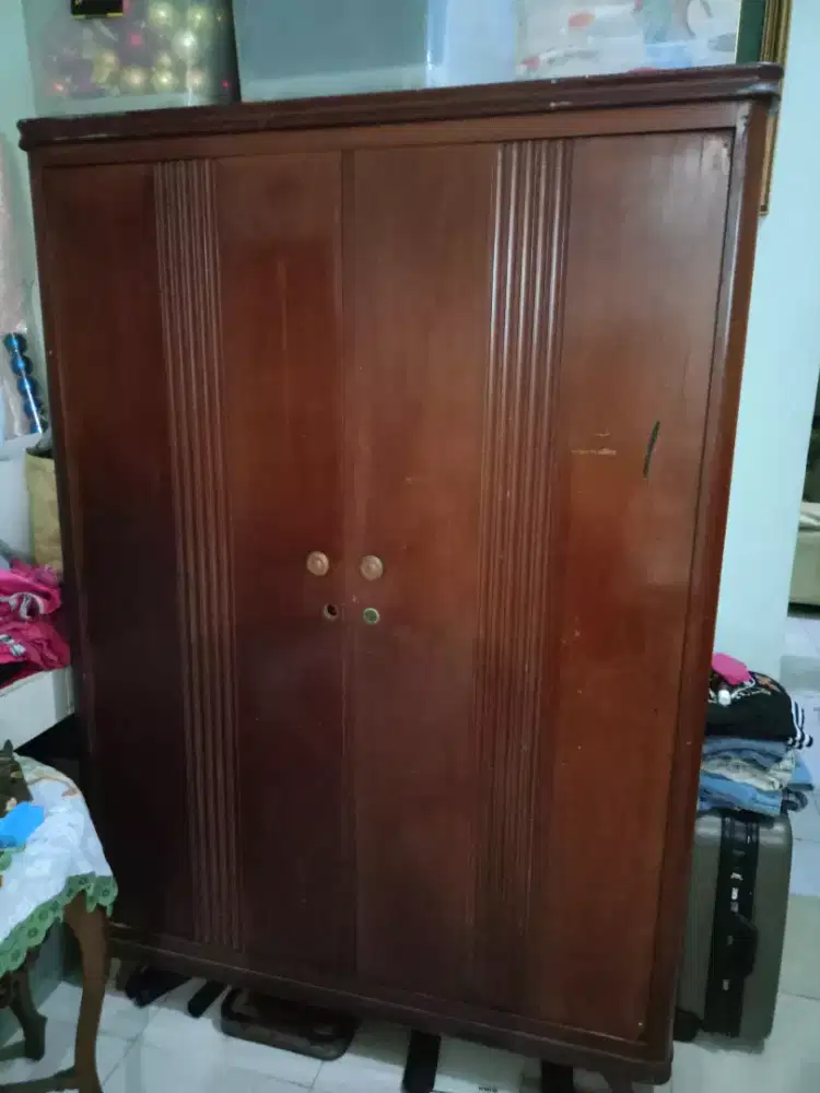 Dijual Lemari baju besar 2 pintu, full kayu jati tua asli