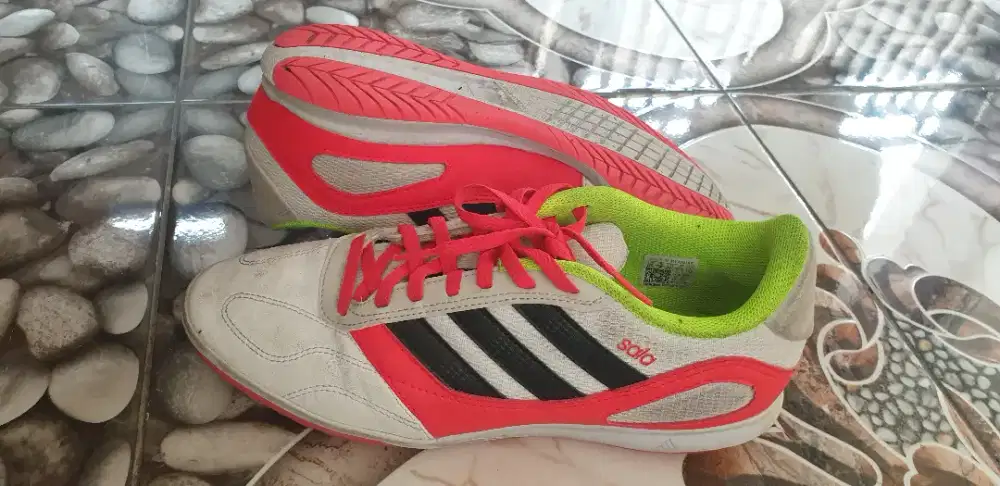 Sepatu footsal buat hobi foosal
