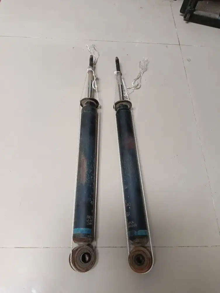 Shock Belakang Ayla 2014