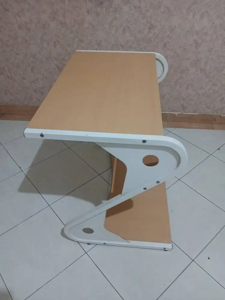 Meja kantor, meja belajar, meja komputer