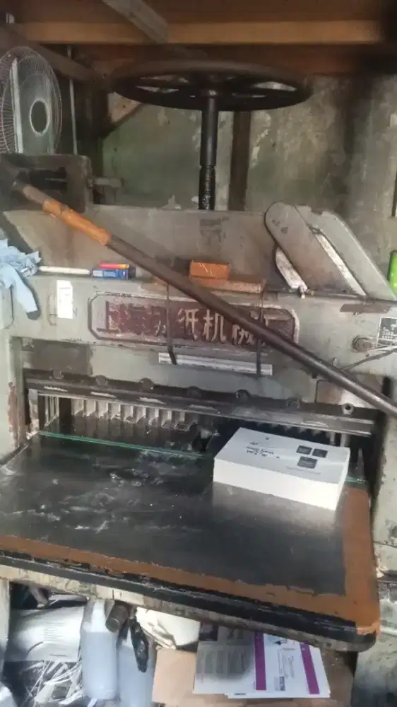 Mesin Potong Kertas DQ Timbul China Otomatis Dinamo (Plano 79cmx109cm)
