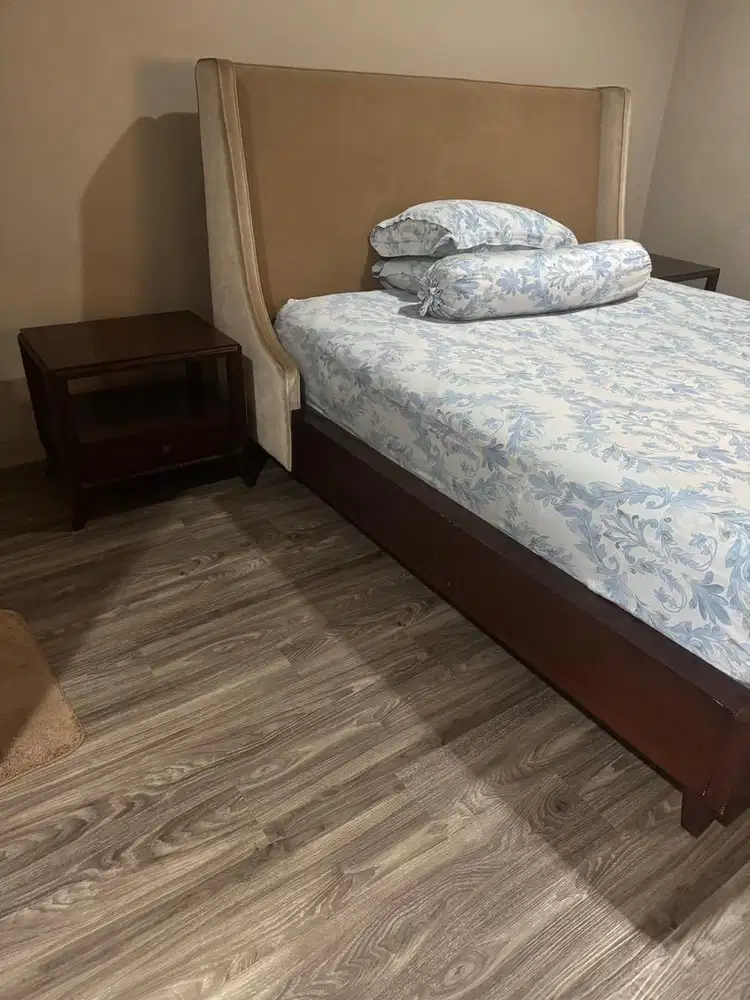 Di jual tempat tidur sett dan bed side table