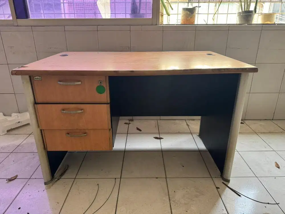 Meja kantor ukuran 75 x 120 cm ada 3 unit masih ok