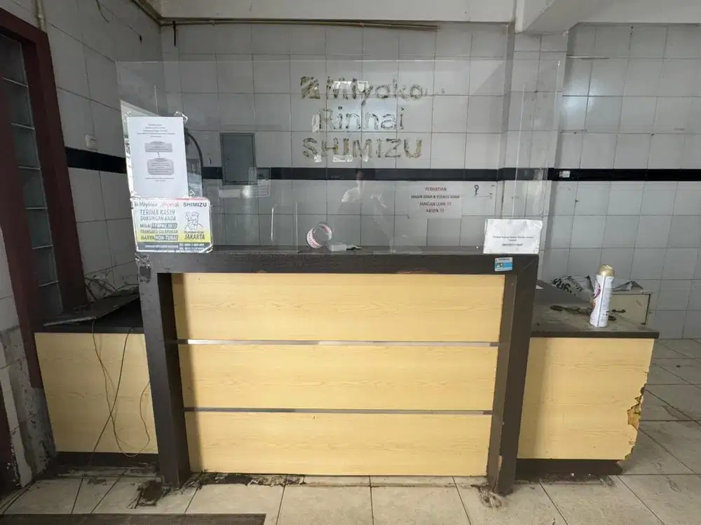 Meja resepsionis ukuran lebar 280 cm x 110 cm