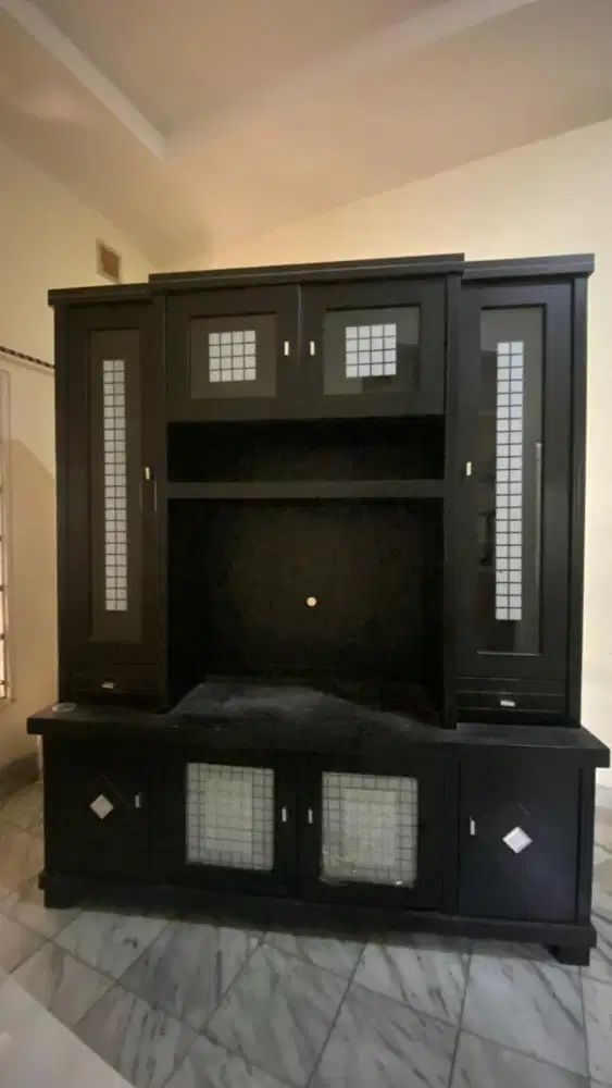Jual cepat sofa dan lemari backdrop tv bekas