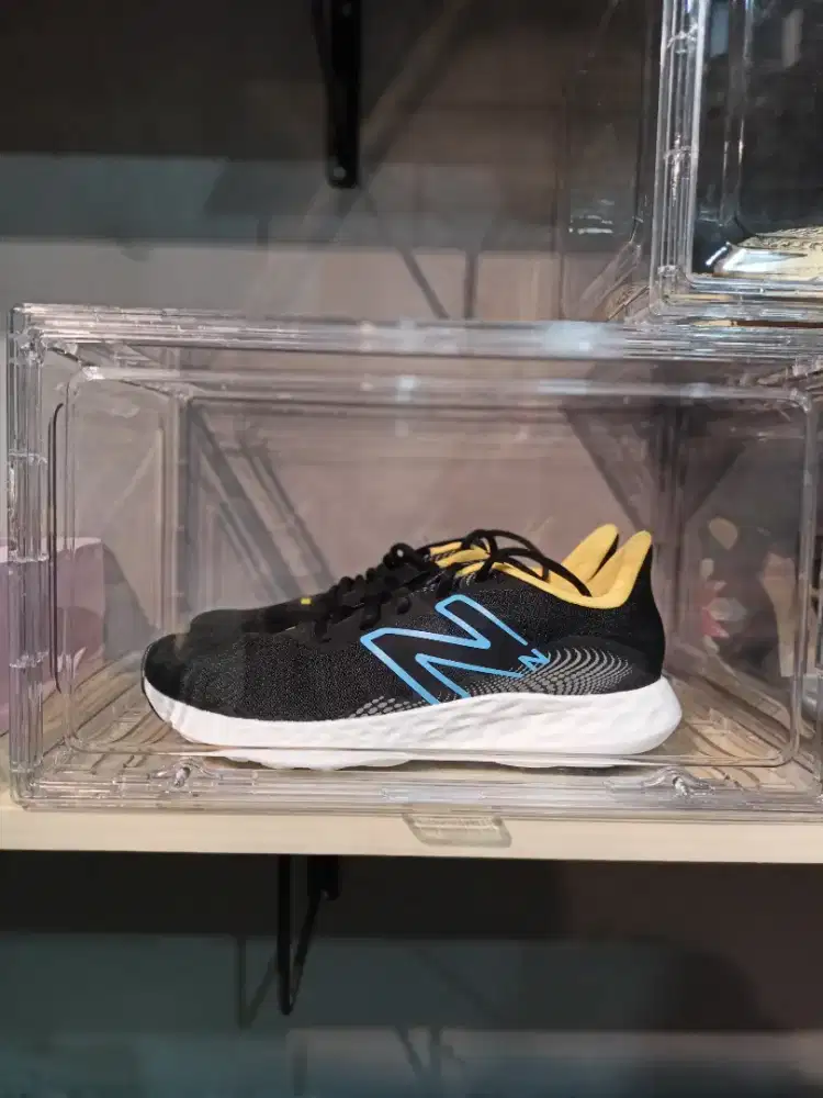 Sepatu running New Balance 411