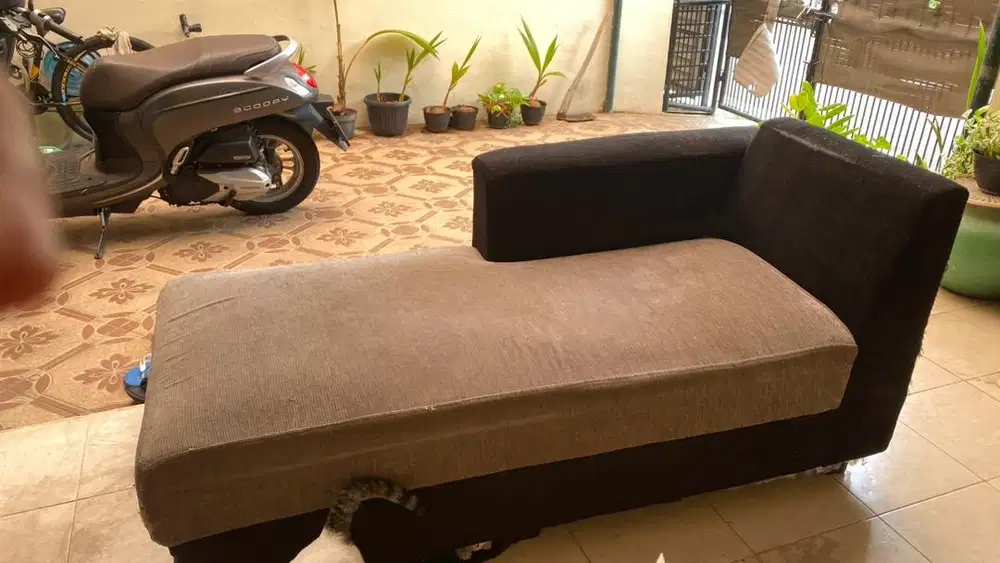 Sofa panjang bekas jual cepat