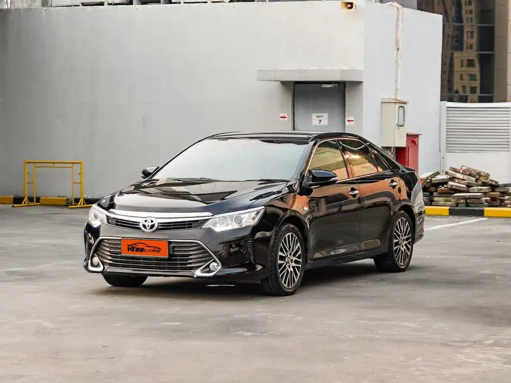 [Low KM] Toyota Camry V Bensin AT 2017 / 2018 Hitam