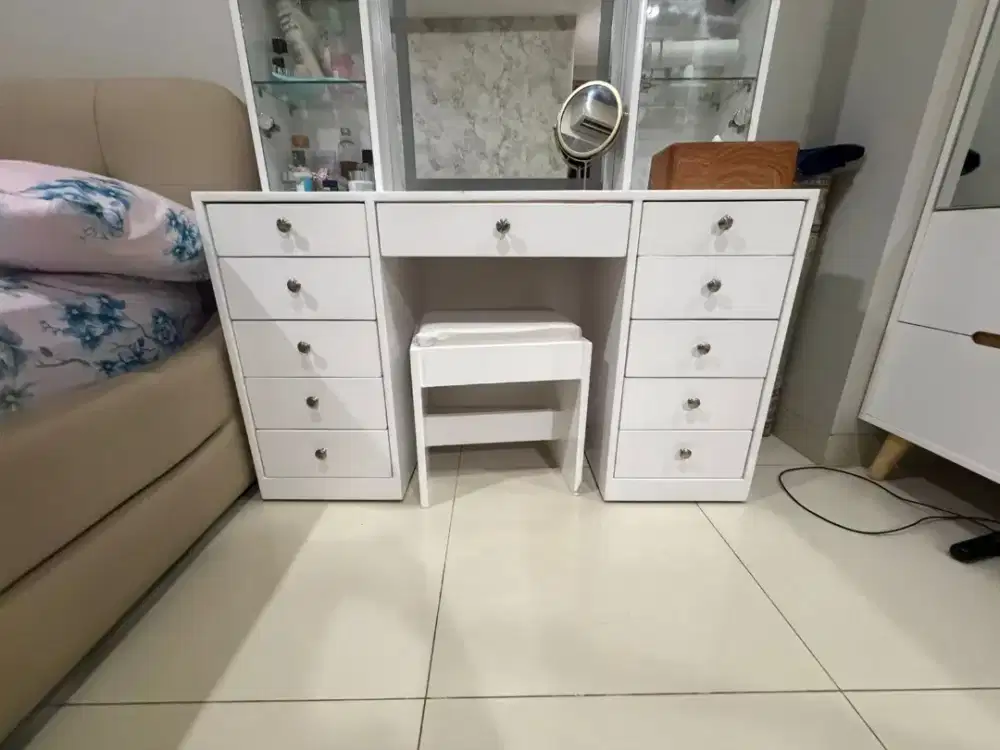 meja rias dengan lampu