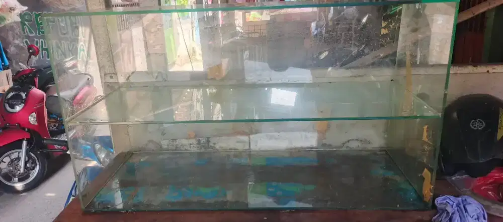 Etalase kaca, buat usaha. Tebal kaca : 5mm