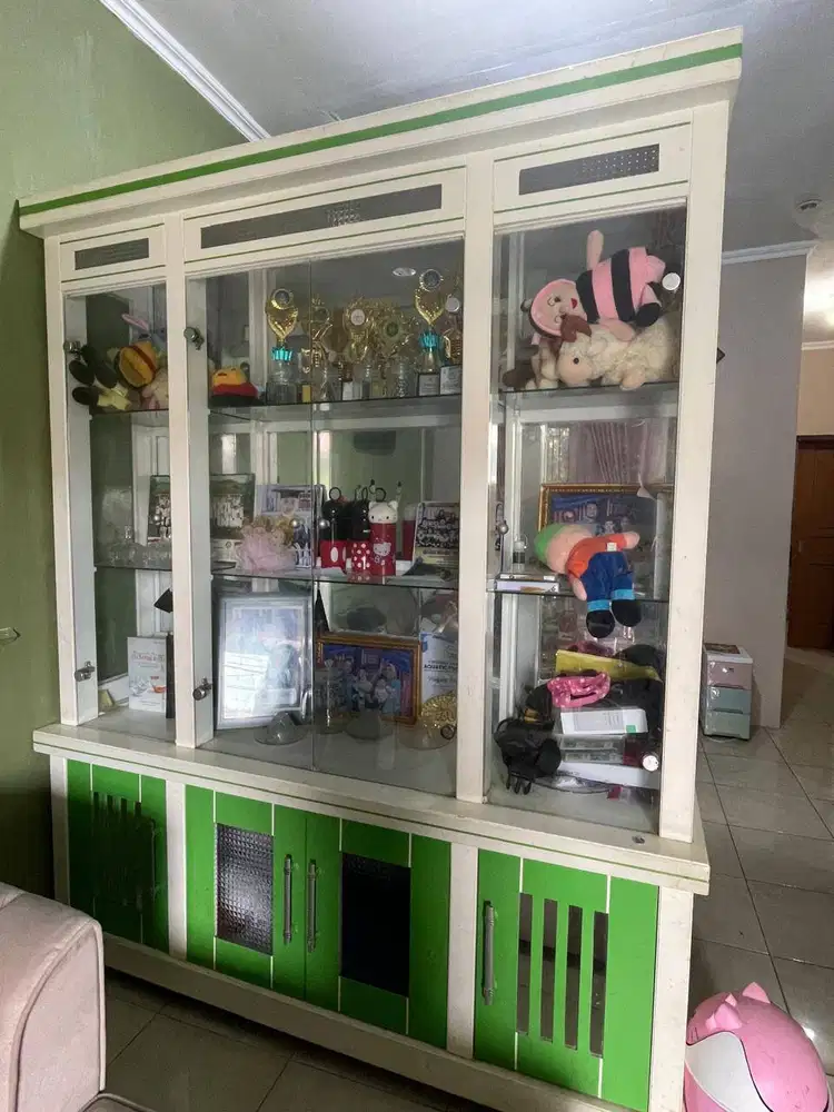 Kursi, Kursi Depan Rumah dan Lemari Kaca