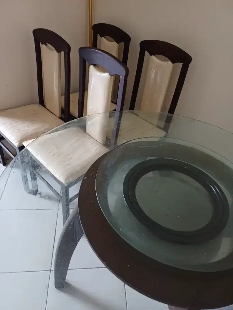 Meja makan dan kursi
