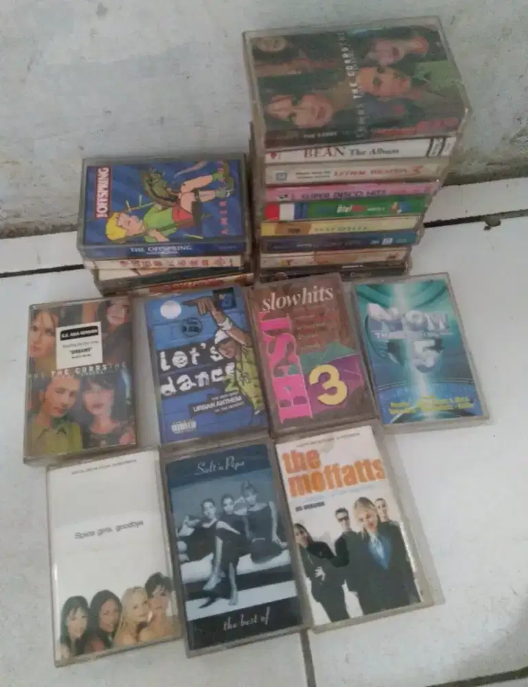 Kaset pita lagu jadul lawas ada 30 kaset lagu campur.